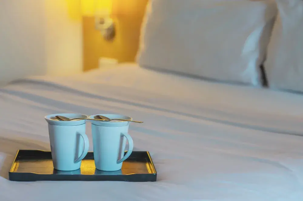 Tasses de café sur un lit